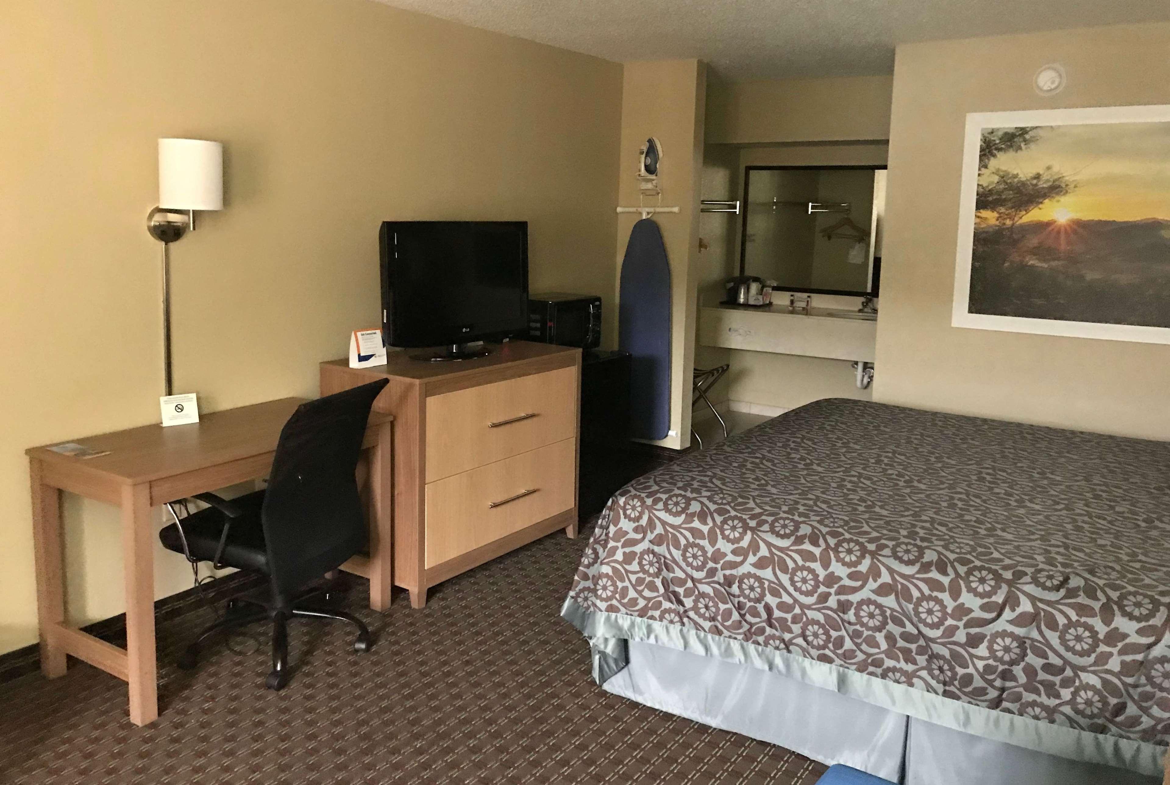 Days Inn By Wyndham Lexington-Columbia Eksteriør billede